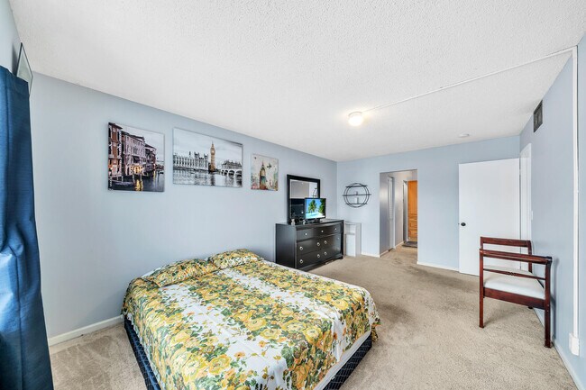 Building Photo - 130 Cypress Club Dr