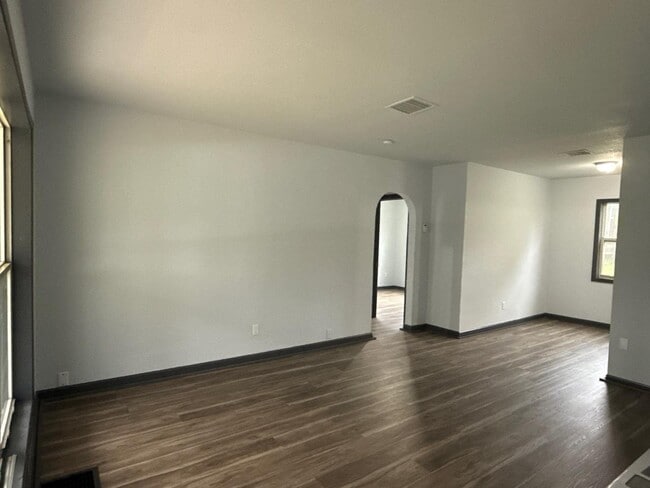 Building Photo - 2318 W 33rd St S