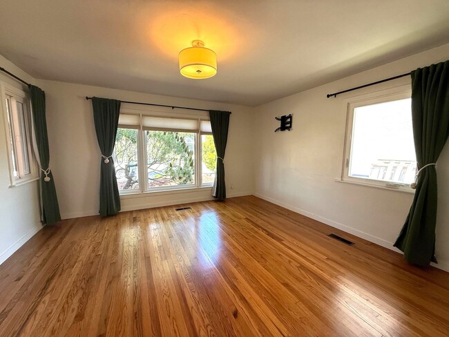 Building Photo - Charming Monterey Home in Quiet Neighborho...