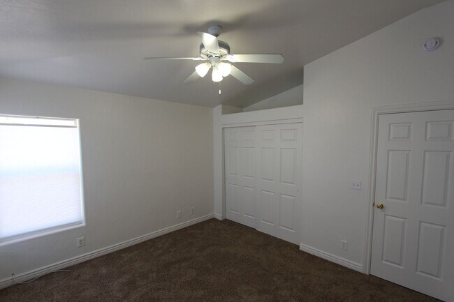 Building Photo - 1497 E Ivy Ln