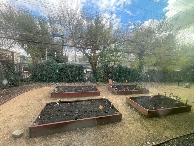 Building Photo - ONE MONTH RENT FREE!***2 Bedroom 1 Bath Unit in Rancho Cordova Available NOW!