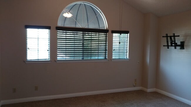 Building Photo - 2-Story home in NE Fresno, Clovis Unified Schools, super clean!