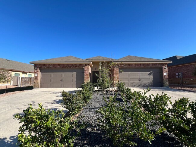 Building Photo - Luxury 3/2 Duplex in Seguin, Texas!
