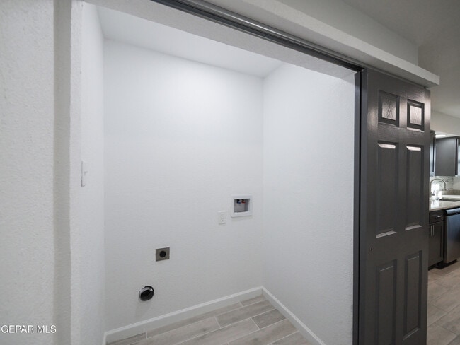 Building Photo - 339 Medina St