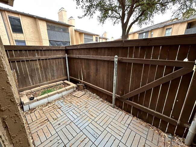 Building Photo - 8601 Memphis Dr