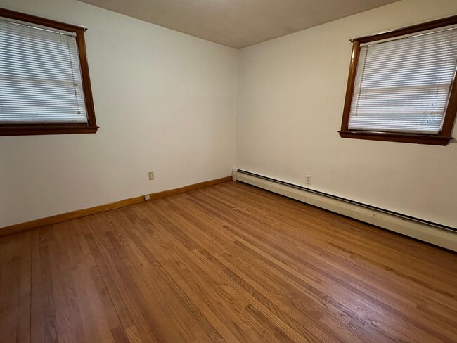 Building Photo - 3 Bedroom 1 Bath Bungalow-Style Ranch