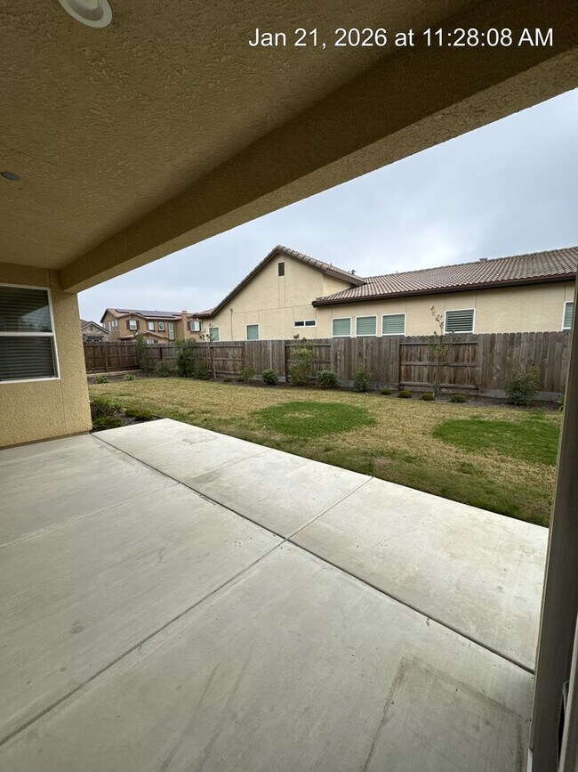 Building Photo - 4 Bedroom home located in Northside Visalia! Available Now!!