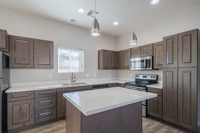 Spacious kitchen island - Citrus on 37th Street