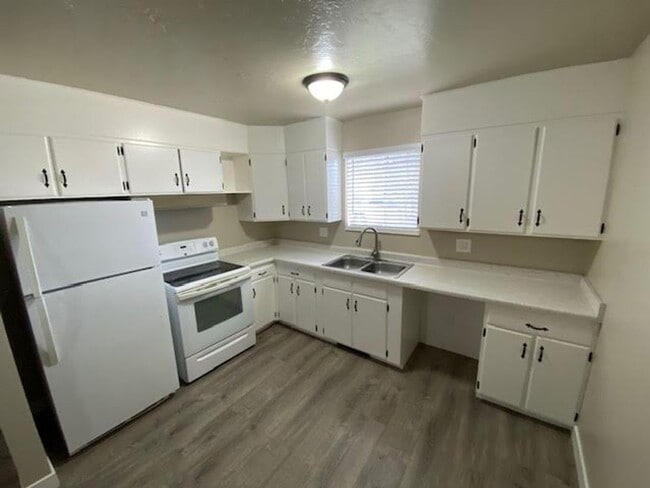 Building Photo - 3 Bedroom 2 Bath Single Family Home