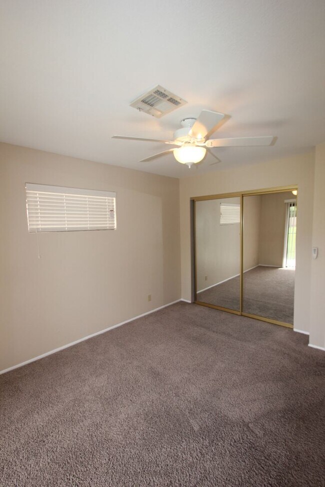 Building Photo - Lovely 2 Bed 2 Bath Downstairs Condo in Gr...