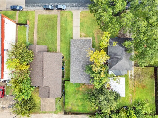 Building Photo - 419 8th Ave N