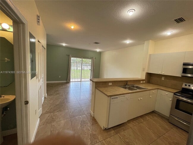 Building Photo - 8500 SW 150th Ave