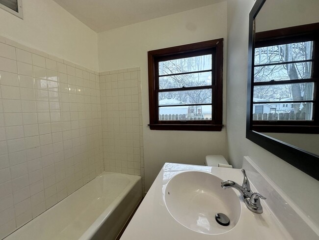 Building Photo - Two Bedroom One Bathroom Available in Battle Creek