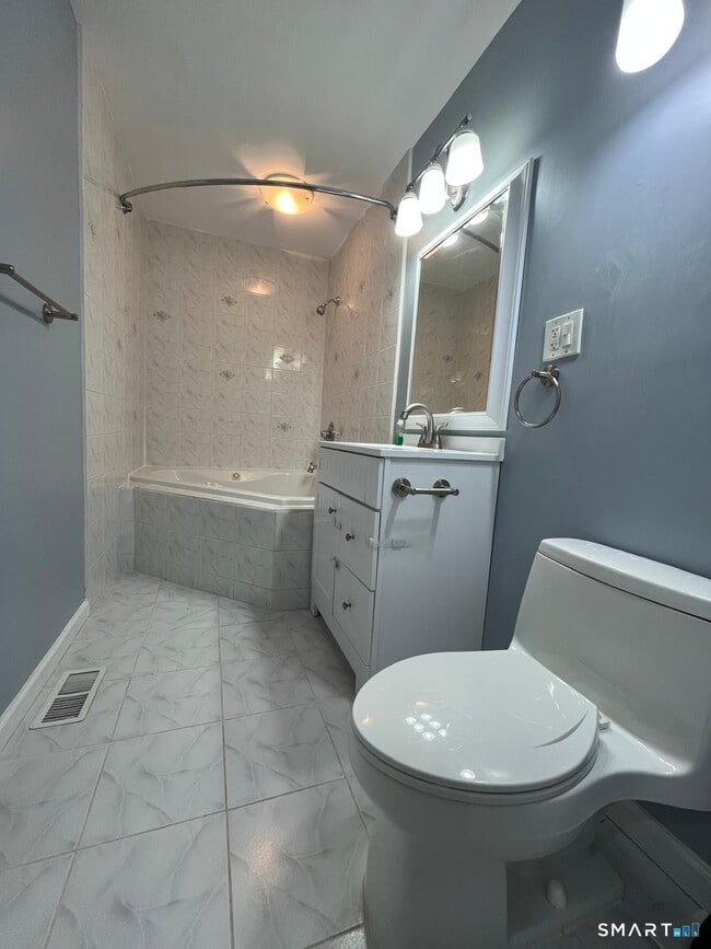 Building Photo - 221 Cottonwood Rd