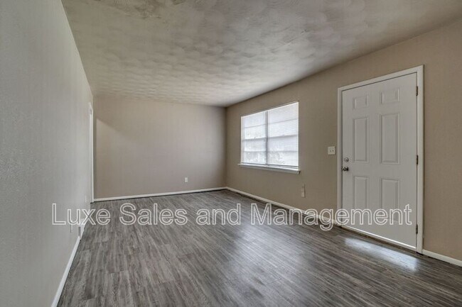 Building Photo - 3005 SW 52nd Pl
