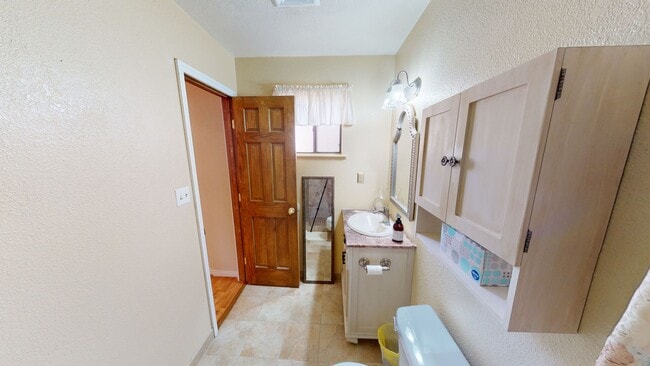 Building Photo - Newly remodeled 3 bedrooms, 2 bath home