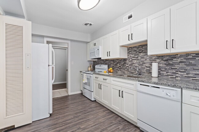 eat-in kitchen - 19425 Van Aken Blvd