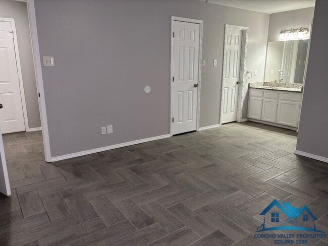 Building Photo - For Rent - 3 Bed/ 2 Bath in the Bluffs