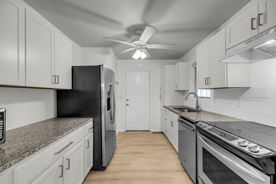 Kitchen - 1594 Point Park Dr