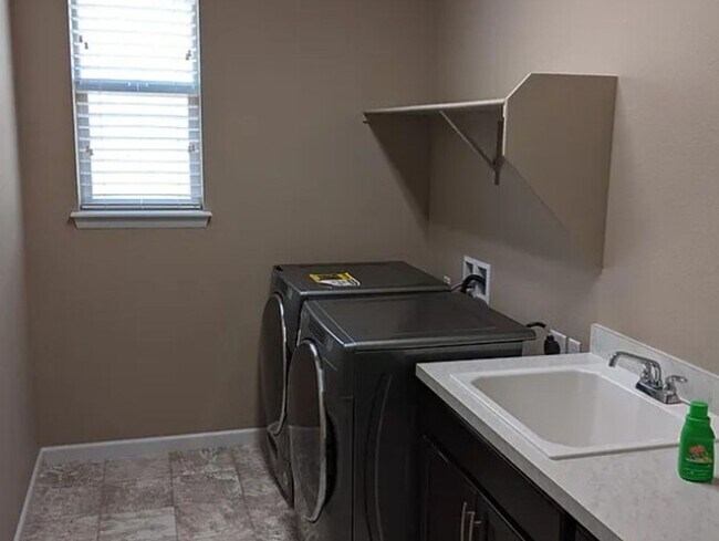 Building Photo - Large 5-Bed, 4-Bath Home in Kechter Farm Neighborhood - New Photos Coming Soon!