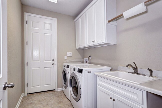 Building Photo - Location! Villages at Castle Rock 3bed/2.5...