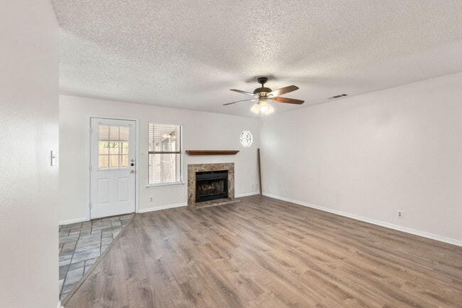 Building Photo - Bright and Inviting 3-Bedroom with Private...