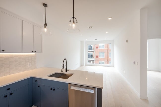 Building Photo - 425 3rd St