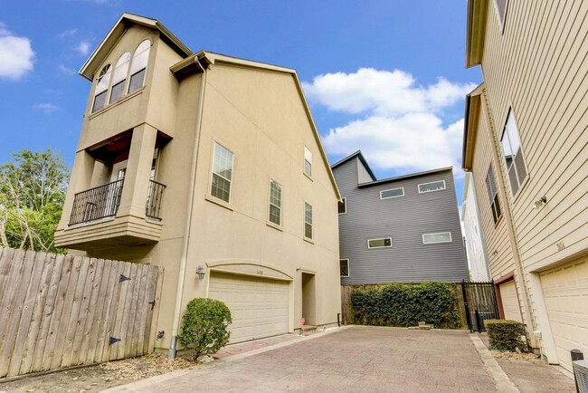Building Photo - 3 Story home in private gated community!