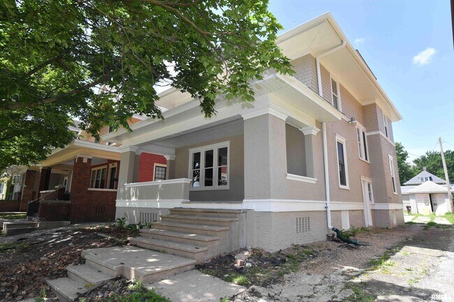 Building Photo - 1027 N University St