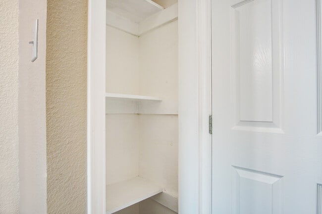 Building Photo - 2402 Ozark Dr