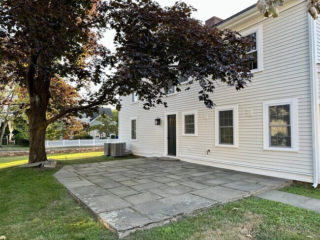 Building Photo - 2318 Mill Plain Rd