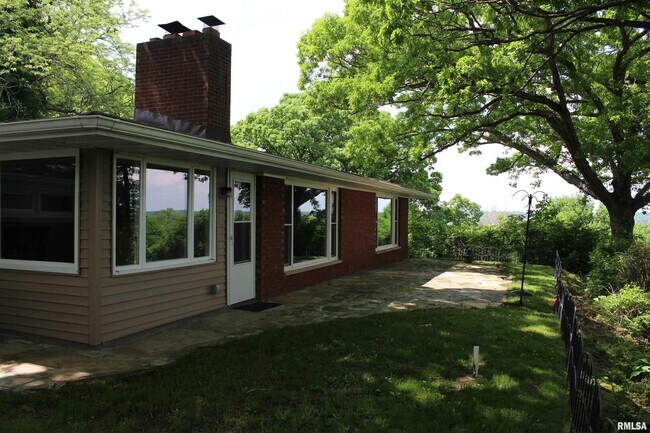 Building Photo - 4640 5th Ave