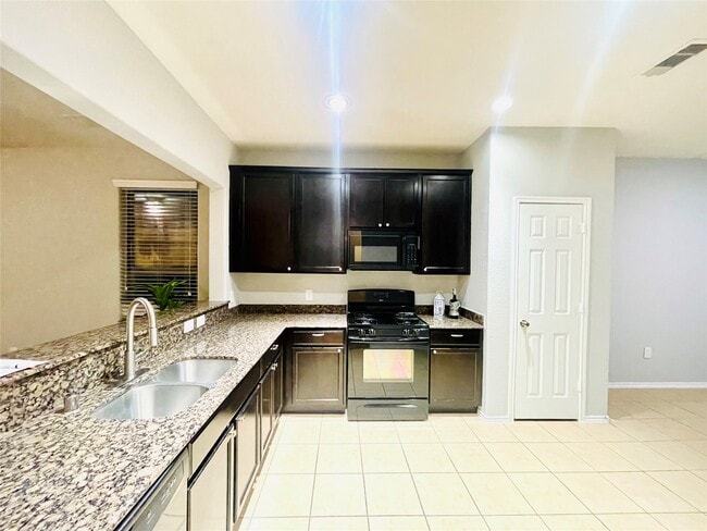 Building Photo - 1411 S Maple Dr