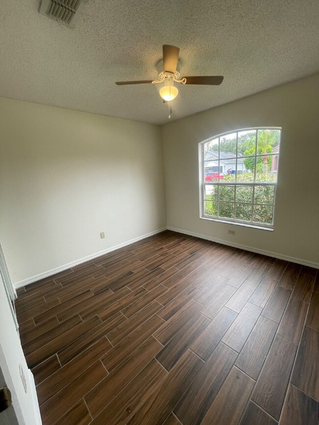 Building Photo - 4 Bedroom, 2 Bathroom Home in St. Cloud - Spacious 1612 Sq Ft