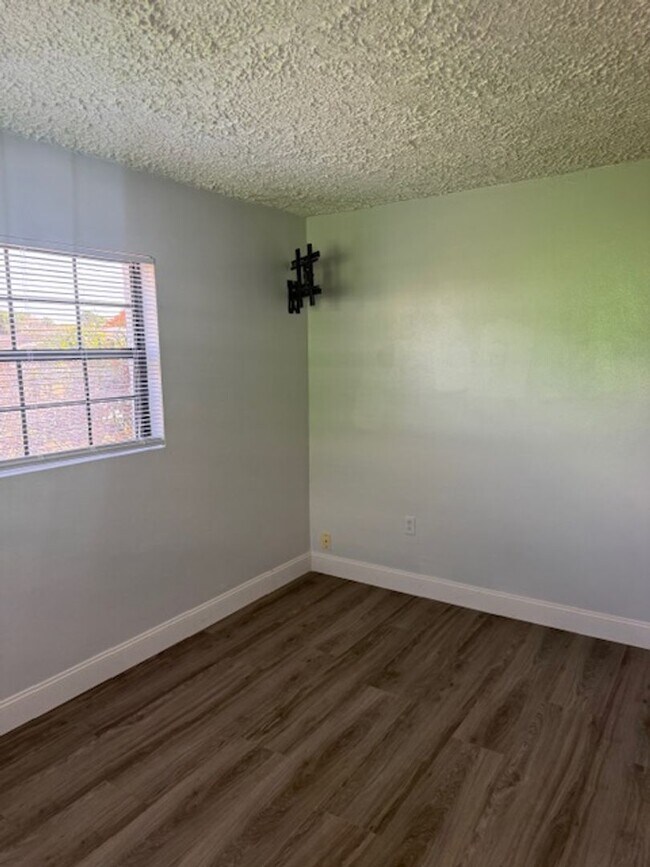 Building Photo - 527 A Ln