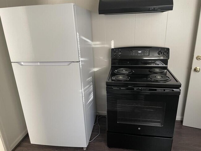 Building Photo - 1040 Spruce St NE