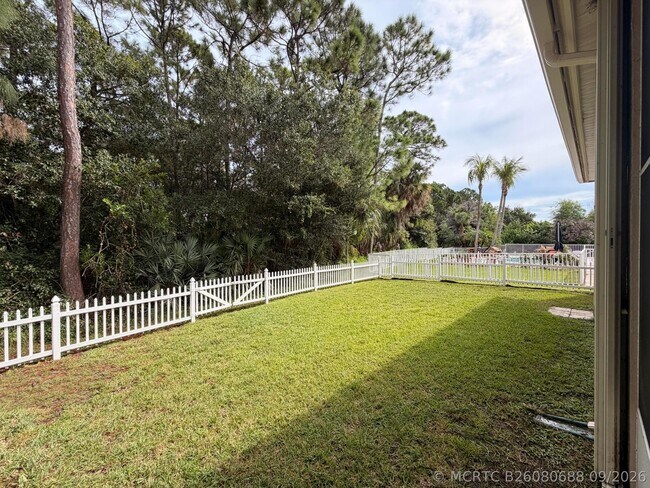Building Photo - 403 NW Lyndhurst Ct
