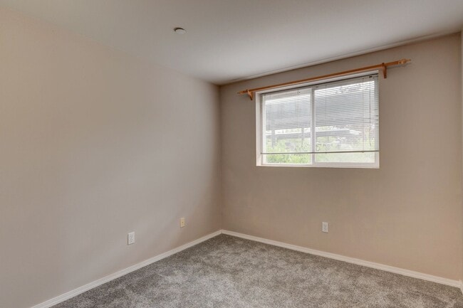 Building Photo - Spacious 3-Bed, 2-Bath Home with Private P...