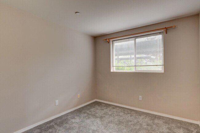 Building Photo - Three bedroom Two bath Condo at Point of V...