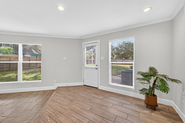 Building Photo - 818 Silvergate Dr