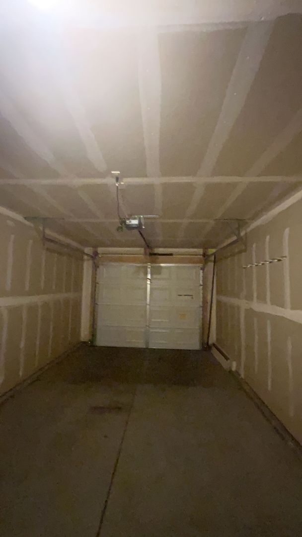 Building Photo - Spacious Townhome with 1 car garage w/ Mountain Views