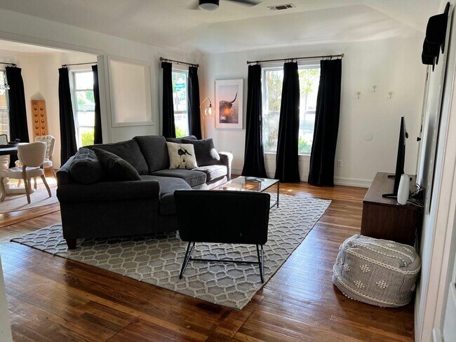 Building Photo - Amazing 3 Bed, 2 Bath Rental in Desirable Oakhurst Subdivision of Fort Worth- 76111