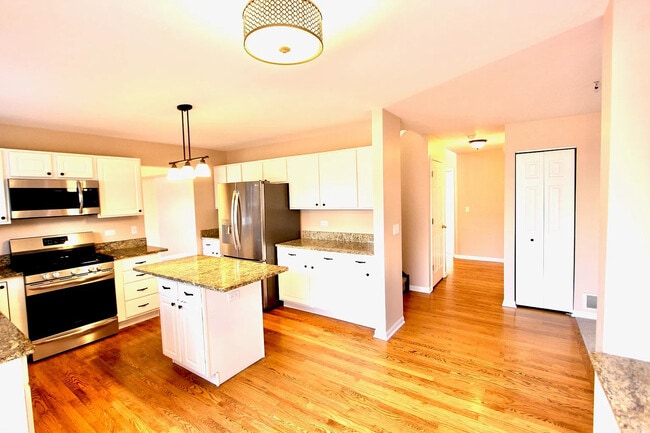 Building Photo - 18376 W Springwood Dr