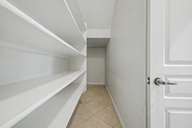 Building Photo - 8425 W Northview Ave