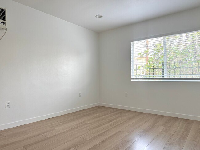 Building Photo - 1538 W 30th St