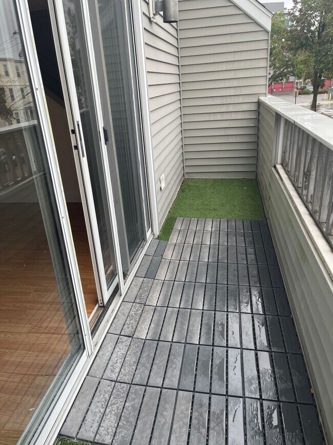 Building Photo - FREE MONTH Modern Duplex with Pool, Parking, 2 balconies and 1 deck, Large Bedrooms,1.5 bath Laun...