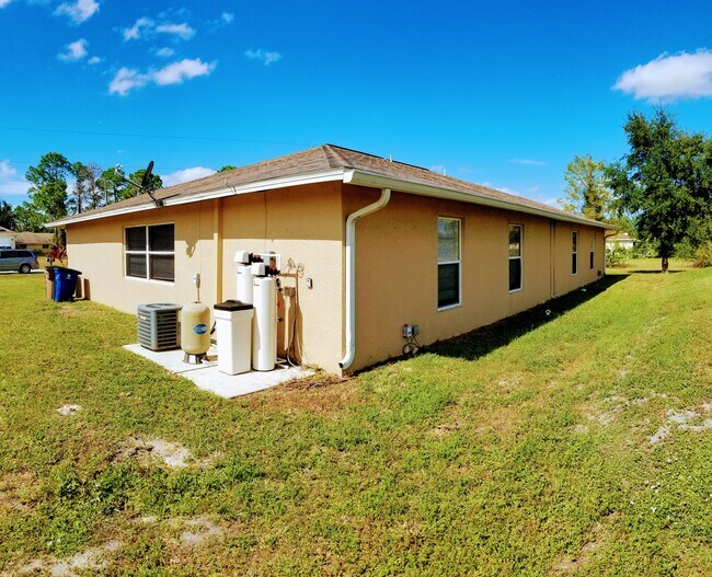 Building Photo - 2213 Armour Rd