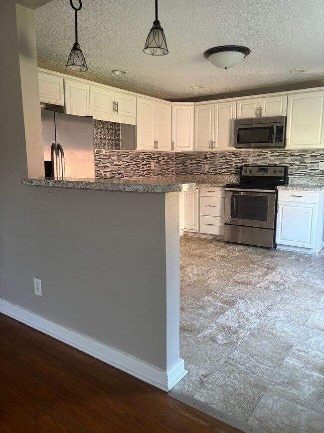 Building Photo - Centrally located 3/2 house