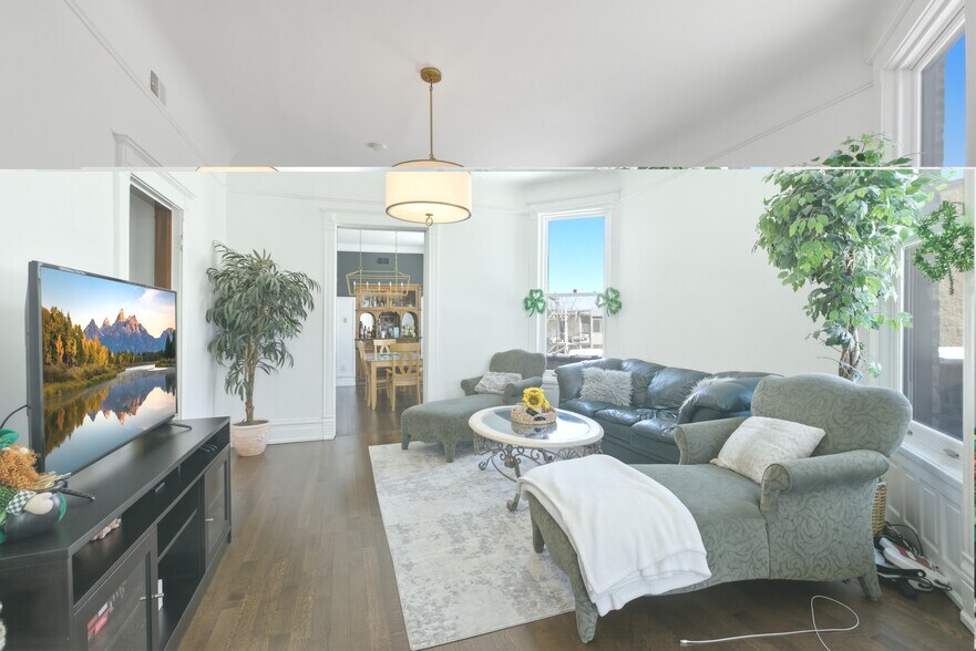 Building Photo - 850 W Oakdale Ave