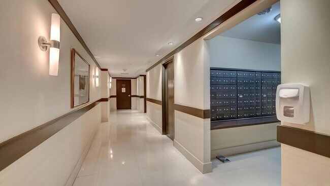 Building Photo - 2555 Collins Ave